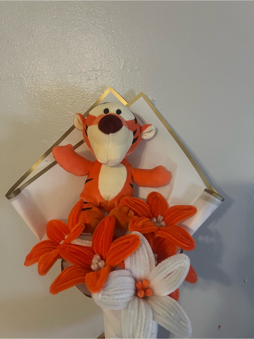Tigger Plush Décor with Orange & White Flower Bouquet - Unbranded
